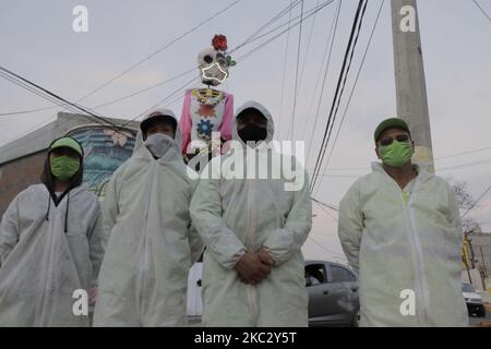 Arbeiter stellen sich vor, nachdem sie am Vorabend des Dia de Muertos in Mexiko-Stadt, Mexiko, am 29. Oktober 2020 in San Andres Mixquic, Tlahuac, monumentale Catrinas desinfiziert haben. Die Hauptverwaltung kündigte an, dass die Pantheons vom 30. Oktober bis 2. November ihre Türen für die Öffentlichkeit schließen und die erste Annullierung des Totentages in Mixquic, Tlahuac, um Menschenmengen und mögliche Infektionen durch COVID-19 zu vermeiden. (Foto von Gerardo Vieyra/NurPhoto) Stockfoto