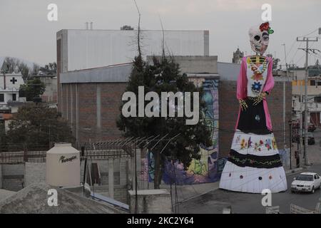 Monumentale Catrinas in San Andres Mixquic, Tlahuac, am Vorabend des Totentages in Mexiko-Stadt, Mexiko, am 29. Oktober 2020. Die Hauptverwaltung kündigte an, dass die Pantheons vom 30. Oktober bis 2. November ihre Türen für die Öffentlichkeit schließen und die erste Annullierung des Totentages in Mixquic, Tlahuac, um Menschenmengen und mögliche Infektionen durch COVID-19 zu vermeiden. (Foto von Gerardo Vieyra/NurPhoto) Stockfoto