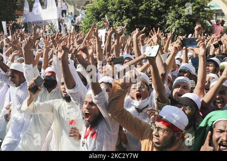 Anhänger und Aktivisten der Islami Oikya Jote, einer islamistischen politischen Partei, nehmen an einem Protest Teil, der zum Boykott französischer Produkte aufruft und den französischen Präsidenten Emmanuel Macron für seine Kommentare über die Karikaturen des Propheten Mohammed am 30. Oktober 2020 in Dhaka, Bangladesch, anprangert. (Foto von Kazi Salahuddin Razu/NurPhoto) Stockfoto