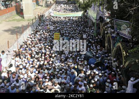 Anhänger und Aktivisten der Islami Oikya Jote, einer islamistischen politischen Partei, nehmen an einem Protest Teil, der zum Boykott französischer Produkte aufruft und den französischen Präsidenten Emmanuel Macron für seine Kommentare über die Karikaturen des Propheten Mohammed am 30. Oktober 2020 in Dhaka, Bangladesch, anprangert. (Foto von Kazi Salahuddin Razu/NurPhoto) Stockfoto