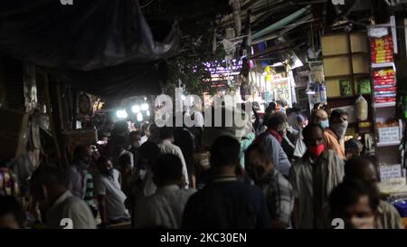 Ein Blick auf einen überfüllten Marktplatz in Khari Baoli, der am 30. Oktober 2020 in Neu-Delhi, Indien, näher an der Weihnachtszeit rückt. Delhi meldete mit 5.891 neuen Fällen am dritten Tag in Folge den höchsten Anstieg an einem Tag. Die Gesamtzahl der Fälle beläuft sich auf 3,81,644, einschließlich 3,42,811 Erholungen, 32.363 aktive Fälle und 6.470 Todesfälle. (Foto von Mayank Makhija/NurPhoto) Stockfoto