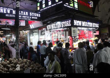 Ein Blick auf einen überfüllten Marktplatz in Khari Baoli, der am 30. Oktober 2020 in Neu-Delhi, Indien, näher an der Weihnachtszeit rückt. Delhi meldete mit 5.891 neuen Fällen am dritten Tag in Folge den höchsten Anstieg an einem Tag. Die Gesamtzahl der Fälle beläuft sich auf 3,81,644, einschließlich 3,42,811 Erholungen, 32.363 aktive Fälle und 6.470 Todesfälle. (Foto von Mayank Makhija/NurPhoto) Stockfoto