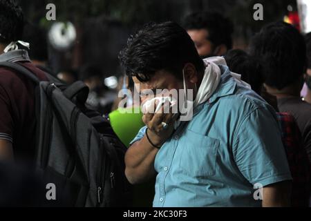 Ein Mann wird auf einem der überfüllten Märkte in Khari Baoli Niesen gesehen, da die Weihnachtszeit näher rückt und alle Richtlinien missachtet, die am 30. Oktober 2020 in Neu-Delhi, Indien, zur Eindämmung von Covid-19 eingerichtet wurden. Delhi meldete mit 5.891 neuen Fällen am dritten Tag in Folge den höchsten Anstieg an einem Tag. Die Gesamtzahl der Fälle beläuft sich auf 3,81,644, einschließlich 3,42,811 Erholungen, 32.363 aktive Fälle und 6.470 Todesfälle. (Foto von Mayank Makhija/NurPhoto) Stockfoto