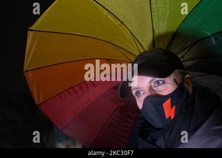 Ein Pro-Choice- und LGBT-Aktivist, der während einer Demonstration auf dem Marktplatz in Krakau gesehen wurde. Frauenrechtler und ihre Unterstützer veranstalteten den neunten Tag der Proteste in Krakau und in ganz Polen, um ihre Wut über das Urteil des Obersten Gerichtshofs in Polen zum Ausdruck zu bringen, das die ohnehin strengen Abtreibungsgesetze verschärfte. Am 30. Oktober 2020 in Krakau, Polen. (Foto von Artur Widak/NurPhoto) Stockfoto