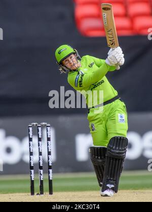 Tammy Beaumont of the Thunder Fledermäuse beim WBBL-Spiel der Women's Big Bash League zwischen dem Sydney Thunder und den Stürmer von Adelaide im GIANTS Stadium am 31. Oktober 2020 in Sydney, Australien. (Foto von Izhar Khan/NurPhoto) Stockfoto