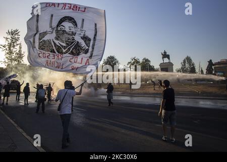 Eine Person hält am 30. Oktober 2020 in Santiago de Chile, Chile, eine Flagge mit einem Bild, das auf die Freiheit von Gefangenen anspielbar ist. Inmitten der Demonstration und des Protests für die Freiheit der politischen Gefangenen von der sozialen Revolte in Chile. Gegen die Regierung von Sebastian Pinera, soziale Ungleichheit und das neoliberale System. (Unter anderem). (Foto von Claudio Abarca Sandoval/NurPhoto) Stockfoto