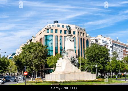 Madrid, Spanien - 24. September 2022: Platz Emilio Castelar in der Avenida Castellana. Denkmal für Emilio Castelar. Sonniger Tag Stockfoto