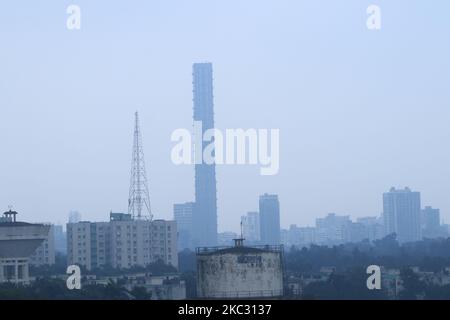 Haze Shrouds Kolkataâ €™s Gebäude, in Kalkutta, Indien am Samstag, den 31,2020. Oktober.Luftqualität in bestimmten Bereichen der Metropole und der benachbarten Howrah Stadt wurde seit Mittwoch zum ersten Mal in den letzten sieben Monaten arm. Ein Beamter des westbengalen Pollution Control Board führte die schlechte Luftqualität auf Veränderungen der Wetterbedingungen zurück. (Foto von Debajyoti Chakraborty/NurPhoto) Stockfoto