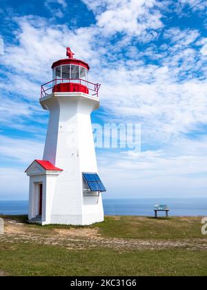 Leuchtturm Cape Gaspe im Forillon Park, Gaspe, Quebec, Kanada. Der Leuchtturm am Kap Gaspé führt seit mehr als 140 Jahren Seefahrer. Erbaut 1950 Stockfoto