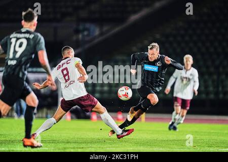 Philipp Grüneberg vom SV Lichtenberg 47, der Andreas Pollasch vom BFC Dynamo beim Nordost-Liga-Spiel zwischen BFC Dynamo und SV Licthenberg 47 am 28. Oktober 2020 im Friedrich-Ludwig-Jahn-Sportpark, Berlin, übertraf. (Foto von Ulrik Pedersen/NurPhoto) Stockfoto