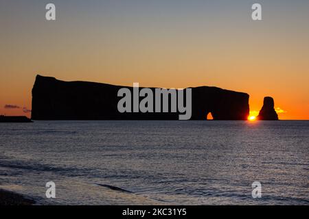 Sonnenaufgang auf dem Rocher Perce-Felsen auf der Gaspe Peninsula, Quebec, Region Gaspesie, Kanada. Berühmtes Wahrzeichen im Wasser des Golfes von St. Lawrence. Stockfoto