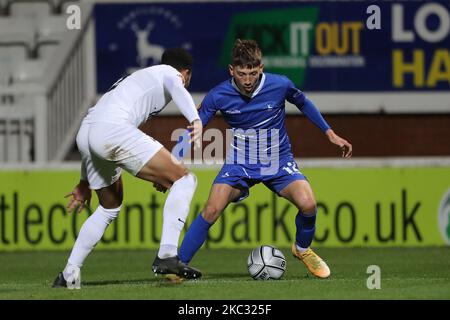 Joe Gray von Hartlepool United im Einsatz mit Ben Wynter von Torquay United während des Spiels der Vanarama National League zwischen Hartlepool United und Torquay United am Samstag, 31.. Oktober 2020, im Victoria Park, Hartlepool. (Foto von Mark Fletcher/MI News/NurPhoto) Stockfoto