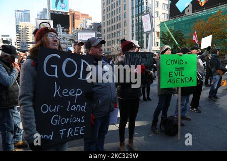 Protestler mit Halloween-Kostümen marschieren am Samstag, den 31. Oktober 2020, bei einer Anti-Covid-Kundgebung in Toronto. Ontario meldete am Samstag 1.015 neue Fälle von COVID-19, die zweithöchste Zahl, die seit Beginn des Ausbruchs Ende Januar verzeichnet wurde. (Foto von Sayed Najafizada/NurPhoto) Stockfoto