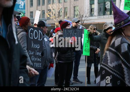 Protestler mit Halloween-Kostümen marschieren am Samstag, den 31. Oktober 2020, bei einer Anti-Covid-Kundgebung in Toronto. Ontario meldete am Samstag 1.015 neue Fälle von COVID-19, die zweithöchste Zahl, die seit Beginn des Ausbruchs Ende Januar verzeichnet wurde. (Foto von Sayed Najafizada/NurPhoto) Stockfoto