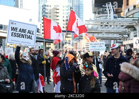 Protestler mit Halloween-Kostümen marschieren am Samstag, den 31. Oktober 2020, bei einer Anti-Covid-Kundgebung in Toronto. Ontario meldete am Samstag 1.015 neue Fälle von COVID-19, die zweithöchste Zahl, die seit Beginn des Ausbruchs Ende Januar verzeichnet wurde. (Foto von Sayed Najafizada/NurPhoto) Stockfoto