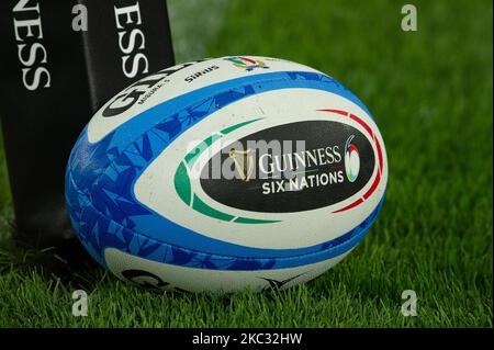 Ein offizieller Matchball beim Aufwärmen vor dem Spiel der Guinness Six Nations Rugby Championship zwischen Italien und England im Olimpic Stadium (Stadio Olimpico) in Rom, Italien, am 31. Oktober 2020. Das Spiel wird wegen der Pandemie von Covid19 hinter verschlossenen Türen gespielt. (Foto von Lorenzo Di Cola/NurPhoto) Stockfoto