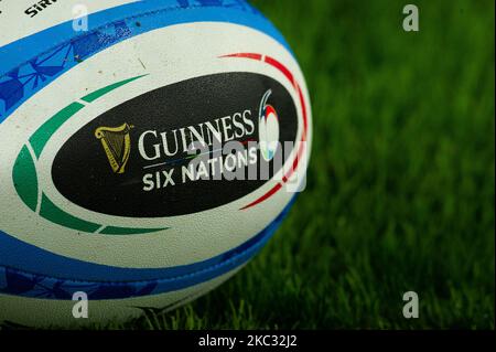 Ein offizieller Matchball beim Aufwärmen vor dem Spiel der Guinness Six Nations Rugby Championship zwischen Italien und England im Olimpic Stadium (Stadio Olimpico) in Rom, Italien, am 31. Oktober 2020. Das Spiel wird wegen der Pandemie von Covid19 hinter verschlossenen Türen gespielt. (Foto von Lorenzo Di Cola/NurPhoto) Stockfoto