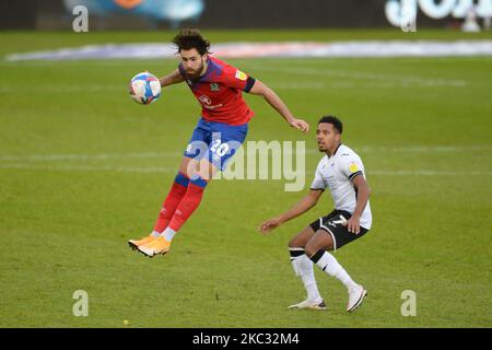 Ben Brereton verführt Korey Smith während des Sky Bet Championship-Spiels zwischen Swansea City und Blackburn Rovers im Liberty Stadium am 31. Oktober 2020 in Swansea, Wales. (Foto von MI News/NurPhoto) Stockfoto