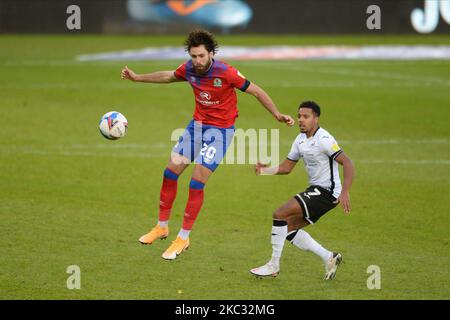 Ben Brereton verführt Korey Smith während des Sky Bet Championship-Spiels zwischen Swansea City und Blackburn Rovers im Liberty Stadium am 31. Oktober 2020 in Swansea, Wales. (Foto von MI News/NurPhoto) Stockfoto