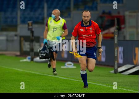 Der schottische Schiedsrichter Mike Adamson beim Guinness Six Nations Rugby Championship-Spiel zwischen Italien und England im Olimpic Stadium (Stadio Olimpico) in Rom, Italien, am 31. Oktober 2020. Das Spiel wird wegen der Pandemie von Covid19 hinter verschlossenen Türen gespielt. (Foto von Lorenzo Di Cola/NurPhoto) Stockfoto