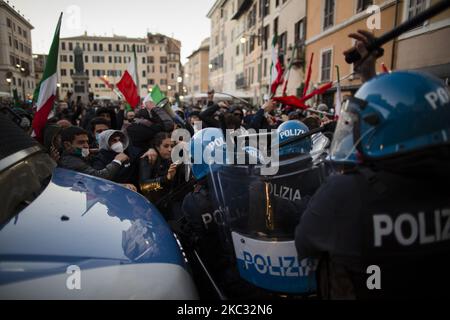 Während der Kundgebung „Mascherine Tricolori“ stoßen Demonstranten auf die Polizei, um „Nein zu einer neuen Sperre“ auf der Piazza Campo dei Fiori zu sagen, während eines Protests gegen die Regierungsbeschränkung, die am 31. Oktober 2020 in Rom zur Beendigung der Ausbreitung der Coronavirus-Covid-19-Pandemie eingeführt wurde. (Foto von Christian Minelli/NurPhoto) Stockfoto