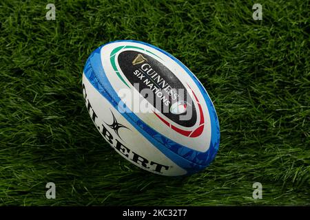 Ein offizieller Matchball beim Aufwärmen vor dem Spiel der Guinness Six Nations Rugby Championship zwischen Italien und England im Olimpic Stadium (Stadio Olimpico) in Rom, Italien, am 31. Oktober 2020. Das Spiel wird wegen der Pandemie von Covid19 hinter verschlossenen Türen gespielt. (Foto von Lorenzo Di Cola/NurPhoto) Stockfoto