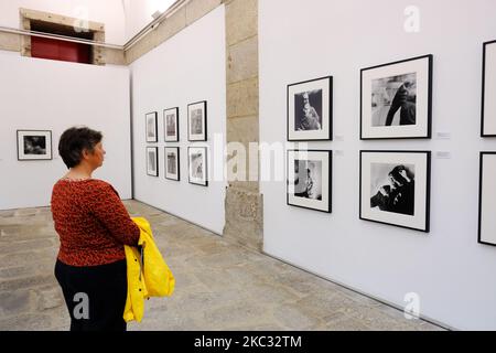 Porto Portugal ein Besucher des Centro Portugues da Fotografia Photography Museums in einem ehemaligen Stadtprison Stockfoto