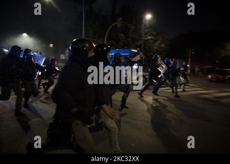 Die Polizei interveniert, um Aktivisten von linken Bewegungen während einer Protestkundgebung zu zerstreuen, um wirtschaftliche Unterstützungsmaßnahmen zu fordern, da die Regierung am 31. Oktober 2020 eine neue Reihe von Beschränkungen bekannt gab, um die Ausbreitung der Covid-19-Pandemie in Rom zu stoppen. (Foto von Christian Minelli/NurPhoto) Stockfoto