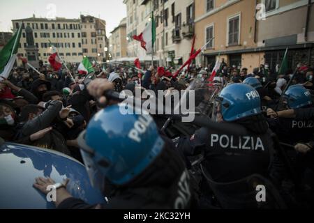 Während der Kundgebung „Mascherine Tricolori“ stoßen Demonstranten auf die Polizei, um „Nein zu einer neuen Sperre“ auf der Piazza Campo dei Fiori zu sagen, während eines Protests gegen die Regierungsbeschränkung, die am 31. Oktober 2020 in Rom zur Beendigung der Ausbreitung der Coronavirus-Covid-19-Pandemie eingeführt wurde. (Foto von Christian Minelli/NurPhoto) Stockfoto