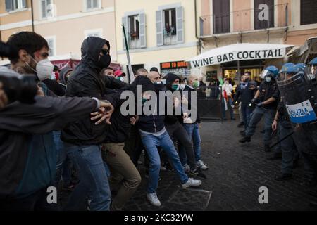 Während der Kundgebung „Mascherine Tricolori“ stoßen Demonstranten auf die Polizei, um „Nein zu einer neuen Sperre“ auf der Piazza Campo dei Fiori zu sagen, während eines Protests gegen die Regierungsbeschränkung, die am 31. Oktober 2020 in Rom zur Beendigung der Ausbreitung der Coronavirus-Covid-19-Pandemie eingeführt wurde. (Foto von Christian Minelli/NurPhoto) Stockfoto