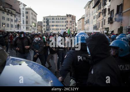 Während der Kundgebung „Mascherine Tricolori“ stoßen Demonstranten auf die Polizei, um „Nein zu einer neuen Sperre“ auf der Piazza Campo dei Fiori zu sagen, während eines Protests gegen die Regierungsbeschränkung, die am 31. Oktober 2020 in Rom zur Beendigung der Ausbreitung der Coronavirus-Covid-19-Pandemie eingeführt wurde. (Foto von Christian Minelli/NurPhoto) Stockfoto