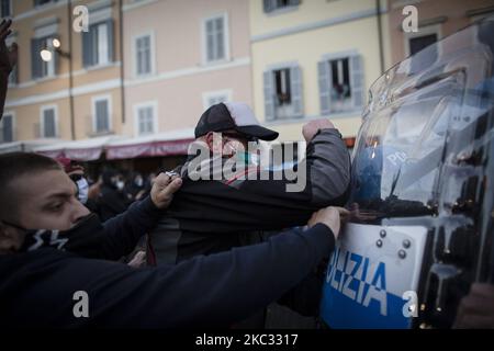 Während der Kundgebung „Mascherine Tricolori“ stoßen Demonstranten auf die Polizei, um „Nein zu einer neuen Sperre“ auf der Piazza Campo dei Fiori zu sagen, während eines Protests gegen die Regierungsbeschränkung, die am 31. Oktober 2020 in Rom zur Beendigung der Ausbreitung der Coronavirus-Covid-19-Pandemie eingeführt wurde. (Foto von Christian Minelli/NurPhoto) Stockfoto