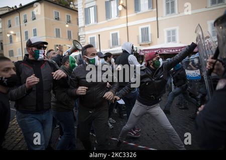 Während der Kundgebung „Mascherine Tricolori“ stoßen Demonstranten auf die Polizei, um „Nein zu einer neuen Sperre“ auf der Piazza Campo dei Fiori zu sagen, während eines Protests gegen die Regierungsbeschränkung, die am 31. Oktober 2020 in Rom zur Beendigung der Ausbreitung der Coronavirus-Covid-19-Pandemie eingeführt wurde. (Foto von Christian Minelli/NurPhoto) Stockfoto