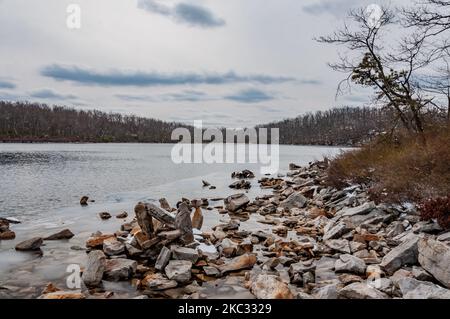 Spätwinter im Sunfish Pond, New Jersey USA, Hardwick Township, New Jersey Stockfoto