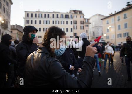 Während der Kundgebung „Mascherine Tricolori“ stoßen Demonstranten auf die Polizei, um „Nein zu einer neuen Sperre“ auf der Piazza Campo dei Fiori zu sagen, während eines Protests gegen die Regierungsbeschränkung, die am 31. Oktober 2020 in Rom zur Beendigung der Ausbreitung der Coronavirus-Covid-19-Pandemie eingeführt wurde. (Foto von Christian Minelli/NurPhoto) Stockfoto