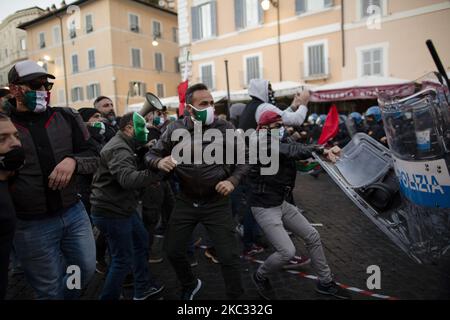 Während der Kundgebung „Mascherine Tricolori“ stoßen Demonstranten auf die Polizei, um „Nein zu einer neuen Sperre“ auf der Piazza Campo dei Fiori zu sagen, während eines Protests gegen die Regierungsbeschränkung, die am 31. Oktober 2020 in Rom zur Beendigung der Ausbreitung der Coronavirus-Covid-19-Pandemie eingeführt wurde. (Foto von Christian Minelli/NurPhoto) Stockfoto