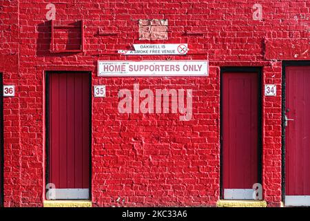 Ein Fan befreit Oakwell vor dem Sky Bet Championship-Spiel zwischen Barnsley und Watford in Oakwell, Barnsley am Samstag, 31.. Oktober 2020. (Foto von Emily Moorby/MI News/NurPhoto) Stockfoto