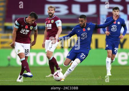 Chelseas Hakim Ziyech (rechts) im Einsatz mit Burnleys Ashley Westwood während des Premier League-Spiels zwischen Burnley und Chelsea in Turf Moor, Burnley am Samstag, 31.. Oktober 2020. (Foto von Tim Markland/MI News/NurPhoto) Stockfoto