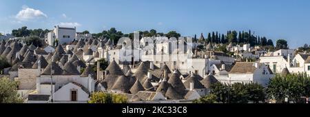 ALBEROBELLO, ITALIEN - 15. OKTOBER 2022: Panoramablick auf die Trulli-Häuser in der Altstadt Stockfoto