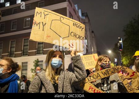 Demonstranten halten am 30,2 020. Oktober vor der polnischen Botschaft in London, Großbritannien, Schilder ab. Die Proteste sind gegen ein Verfassungsgericht, das ein nahezu totales Verbot der Abtreibung in Polen verhängen würde. (Foto vonLucy North/MI News/NurPhoto) Stockfoto