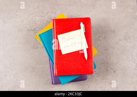 Papierstapel Business Notebook-Planer und Haftnotiz mit Text Quiet Quitting auf dem Schreibtisch. Draufsicht. Work-to-Rule, bei dem Mitarbeiter arbeiten Stockfoto