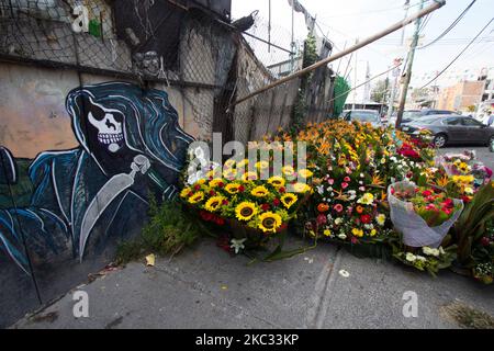 Anhänger von Santa Muerte kommen am 31. Oktober 2020 zu Besuch, um sie vor dem Abend in der rauen Nachbarschaft von Epito in Mexiko-Stadt, Mexiko, zu besuchen. Dies besteht aus einem Gebet und Dankbarkeit vor dem größten Fest dieses Bildes, das am 1. November gefeiert wird.und es ist, dass dieser Altar vor 19 Jahren aufgestellt wurde, der am meisten besuchte im Zentrum von Mexiko-Stadt. (Foto von Martin Gorostiola/NurPhoto) Stockfoto