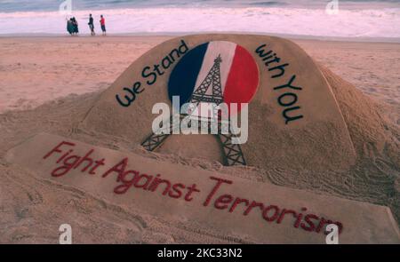 Der indische Sandkünstler Sudarsan Pattnaik hat eine Sandskulptur geschaffen, um den Terroranschlag in Frankreich mit der Botschaft „Wir stehen mit euch“ und „Kampf gegen den Terrorismus“ am Puri-Strand in der ostindischen Hauptstadt Bhubaneswar des odindischen Staates zu verurteilen 1.. 2020 (Foto von STR/NurPhoto) Stockfoto