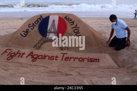 Der indische Sandkünstler Sudarsan Pattnaik hat eine Sandskulptur geschaffen, um den Terroranschlag in Frankreich mit der Botschaft „Wir stehen mit euch“ und „Kampf gegen den Terrorismus“ am Puri-Strand in der ostindischen Hauptstadt Bhubaneswar des odindischen Staates zu verurteilen 1.. 2020 (Foto von STR/NurPhoto) Stockfoto