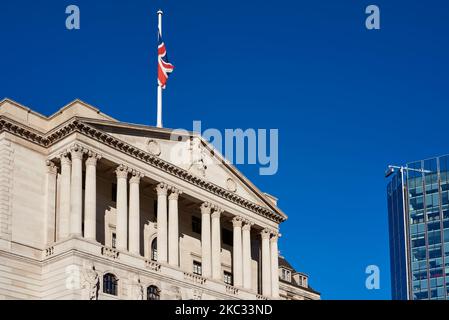 Der äußere Giebel des Gebäudes der Bank of England in der Threadneedle Street, bei der Bank, in der City of London, Großbritannien Stockfoto