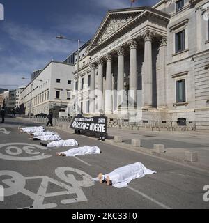 Während des Allerheiligen-Tages vor dem spanischen Parlament in Madrid, Spanien, am 1.. November 2002, während der zweiten Welle der Coronavirus-Pandemie (COVID19), protestieren Aktivisten der X-Rebellion AS vor dem spanischen Parlament gegen den Klimawandel. Die Demonstranten legten sich unter einem weißen Blatt auf den Boden, um an die Toten der Klimakrise zu erinnern. (Foto von Oscar Gonzalez/NurPhoto) Stockfoto