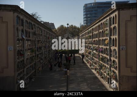 Familien besuchen den Friedhof Poblenou mit einer Schutzmaske gegen COVID-19 Barcelona, 1. November 2020. Allerheiligen, ein katholischer Feiertag, an dem über verstorbene Heilige und Verwandte nachgedacht wird. (Foto von Charlie Perez/NurPhoto) Stockfoto