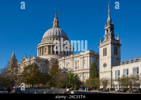 St Paul's Cathedral in der City of London, Großbritannien, mit dem Turm der St Augustine Watling Street im Vordergrund Stockfoto