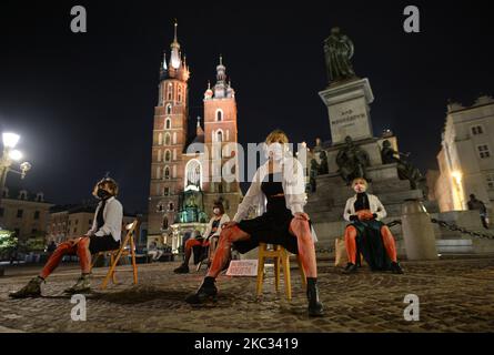 Eine Gruppe junger Pro-Choice-Aktivisten während eines Protestes auf dem Marktplatz von Krakau. Krakauer Universitätsstudenten, Frauenrechtler und ihre Unterstützer veranstalteten heute Abend in Krakau einen weiteren regierungsfeindlichen Protest gegen die Zurückhaltung der Pandemie, um ihre Wut über das Urteil des Obersten Gerichtshofs zum Ausdruck zu bringen, das die ohnehin strengen Abtreibungsgesetze verschärft hat. Am Sonntag, den 1. November 2020, in Krakau, Polen. (Foto von Artur Widak/NurPhoto) Stockfoto