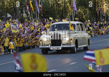 Royalist-Anhänger winken, als die königliche Limousine mit dem thailändischen König Maha Vajiralongkorn und Königin Suthida am 01. November 2020 im Großen Palast in Bangkok, Thailand, eintrifft. (Foto von Anusak Laowias/NurPhoto) Stockfoto